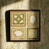 Vintage trivet in glazed ceramic and wood, circa 1960-1970.