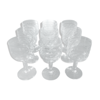10 1930s glasses of wine