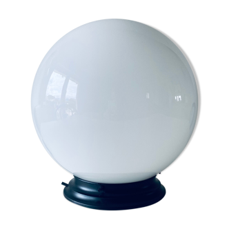 Spherical lamp in opaline