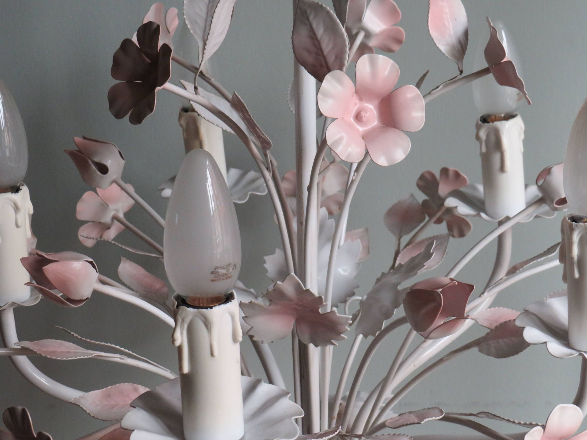 Vintage toleware chandelier with floral motifs, Italy from the 1960s.