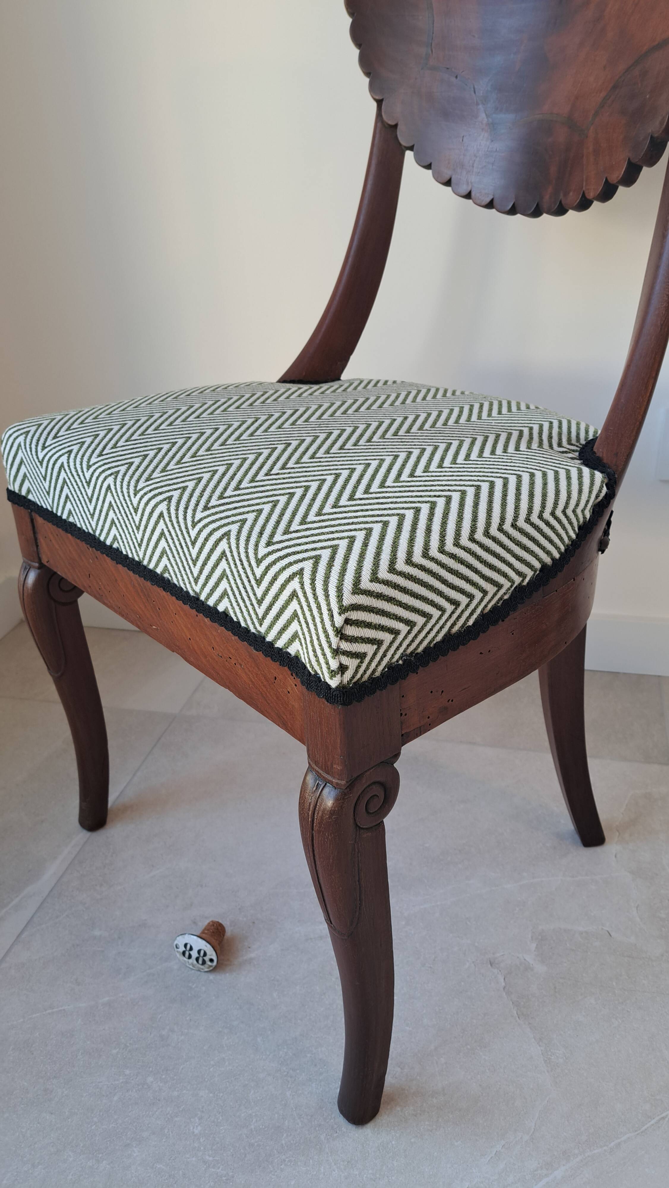 Pair of mahogany gondola chairs – Empire style – 20th century, restored