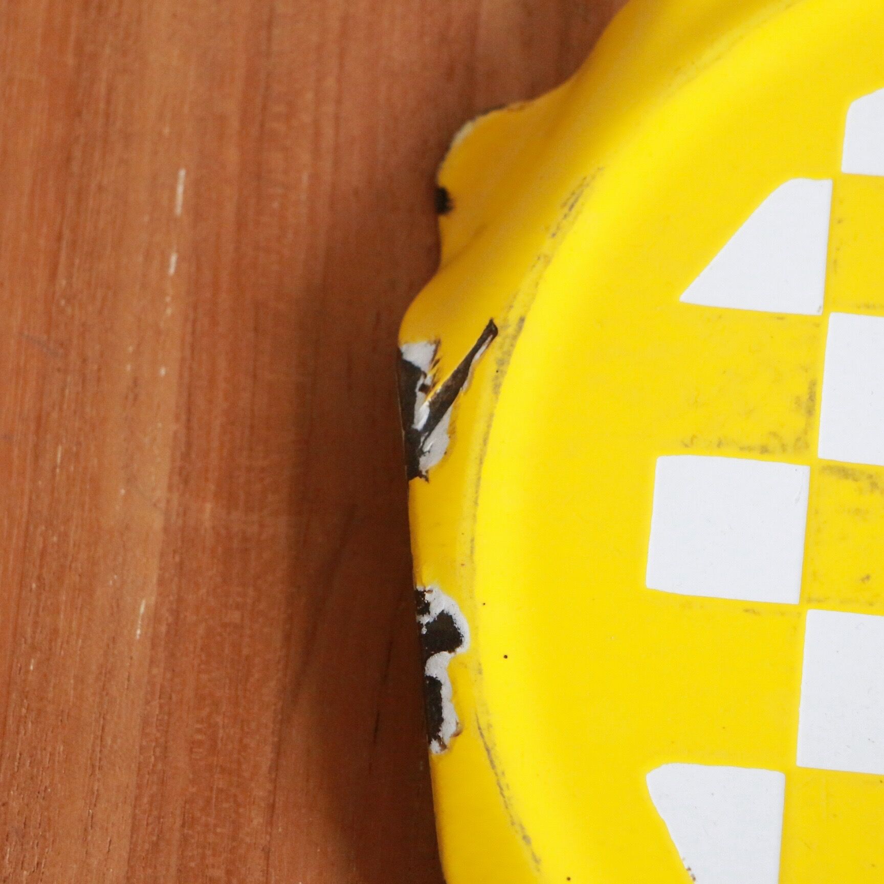 Enamelled metal underside