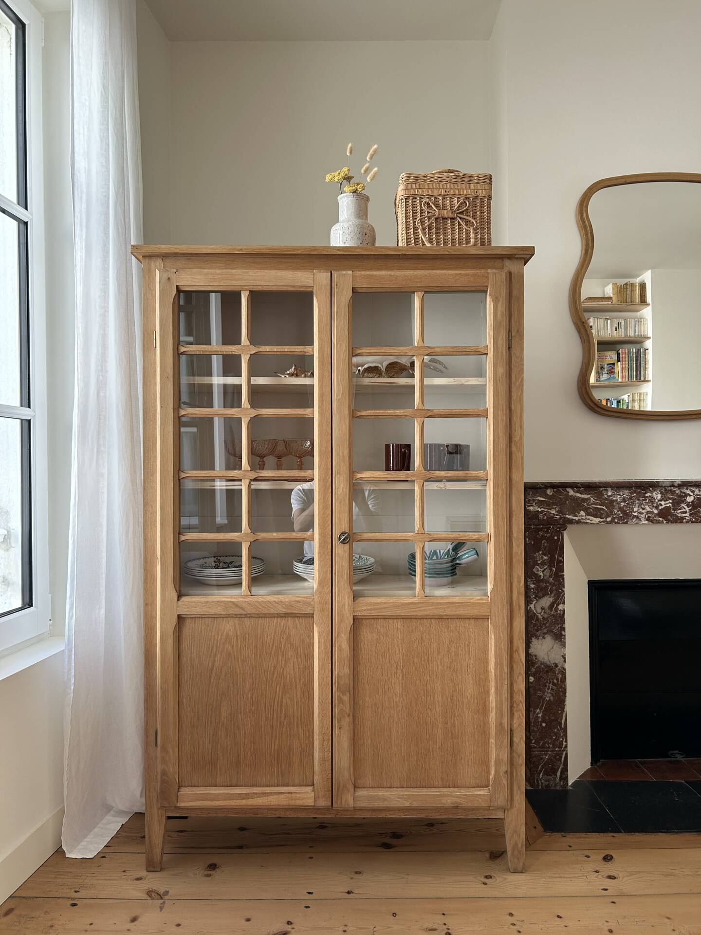 Armoire vitrée en chêne brut