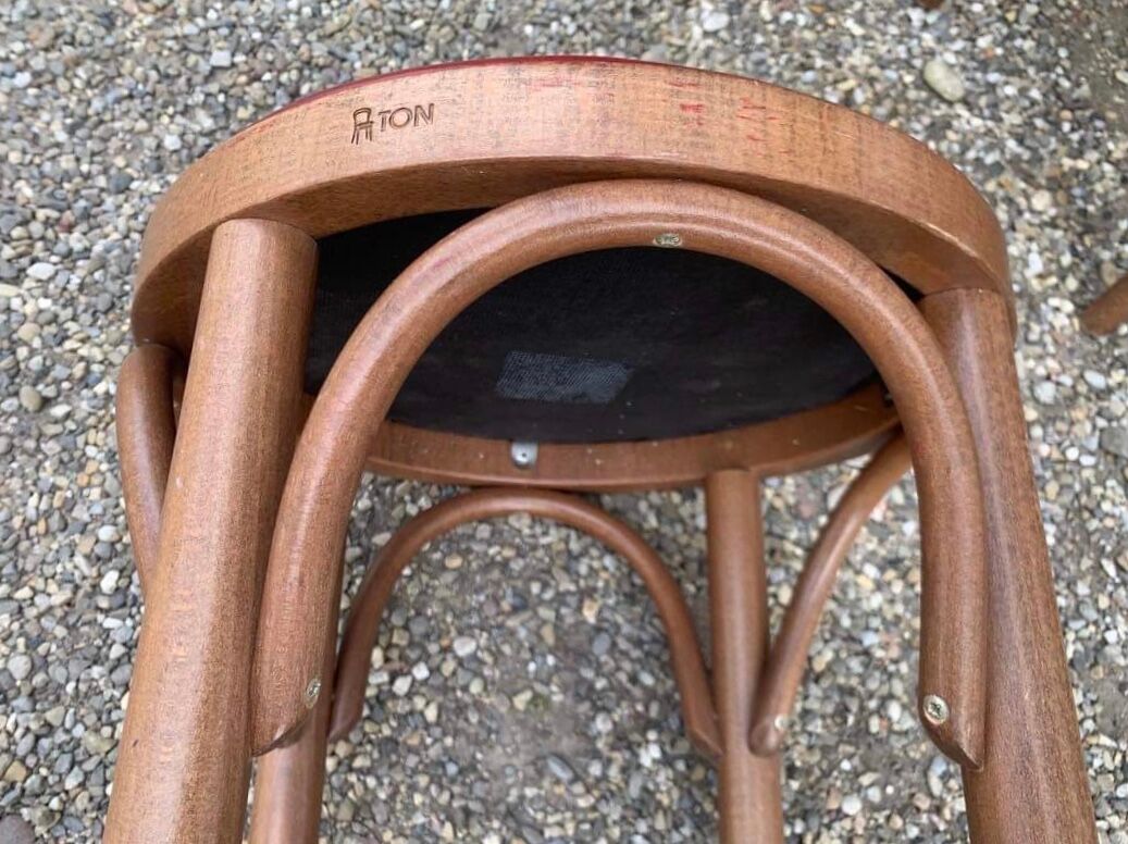 Lot de 7 tabourets de bar en bois courbé assise skaï rouge