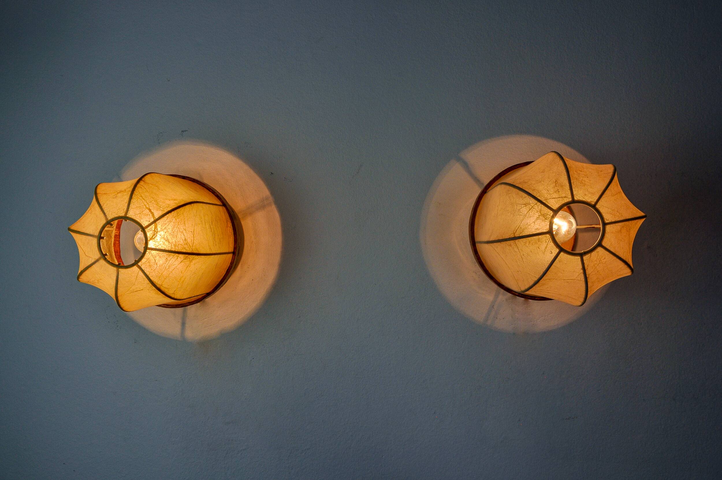 Paire d'appliques "cocoon", résine et pin, italie, 1970