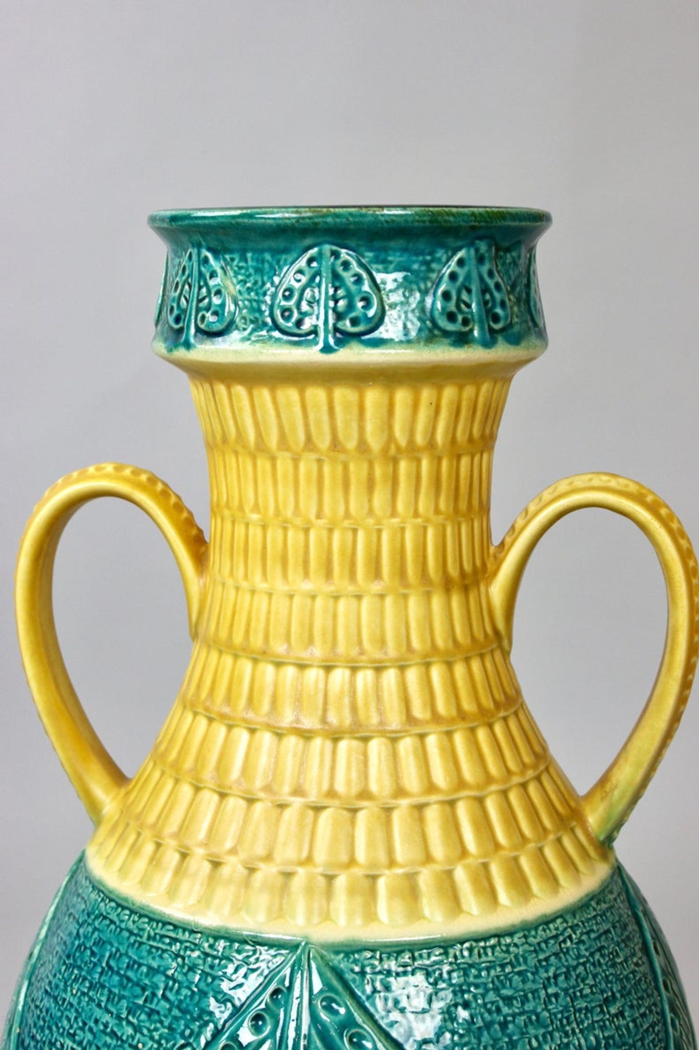 Vase en céramique turquoise de secours jaune