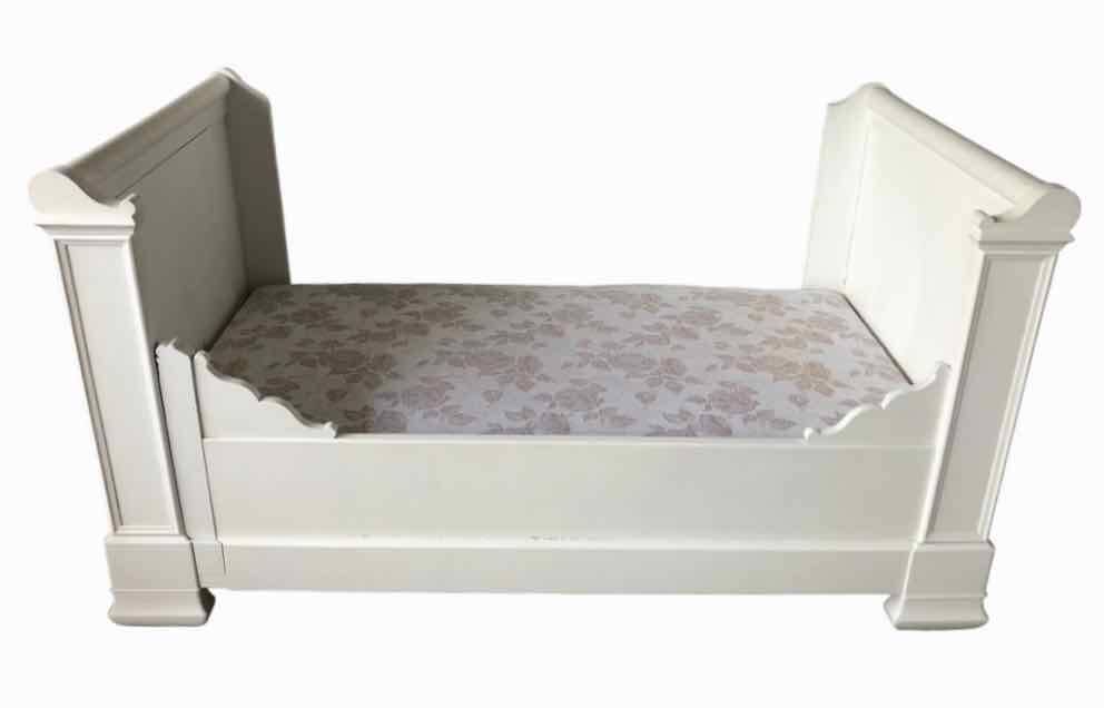 White lacquered solid wood sleigh bed