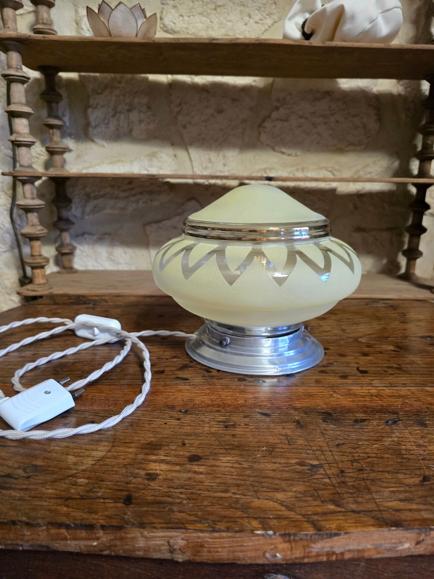 Vintage table lamp Globe saucer in frosted yellow glass with a trim.