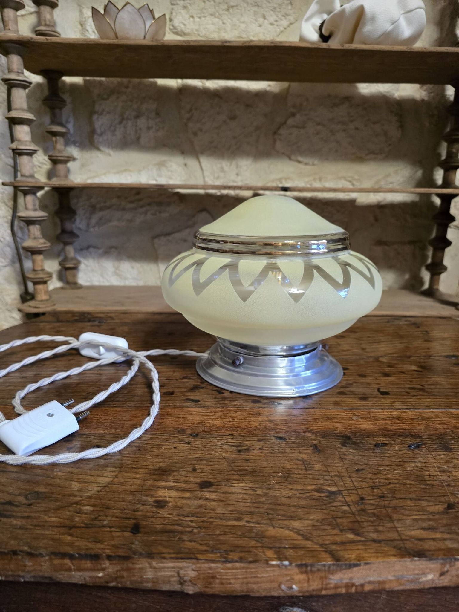 Vintage table lamp Globe saucer in frosted yellow glass with a trim.