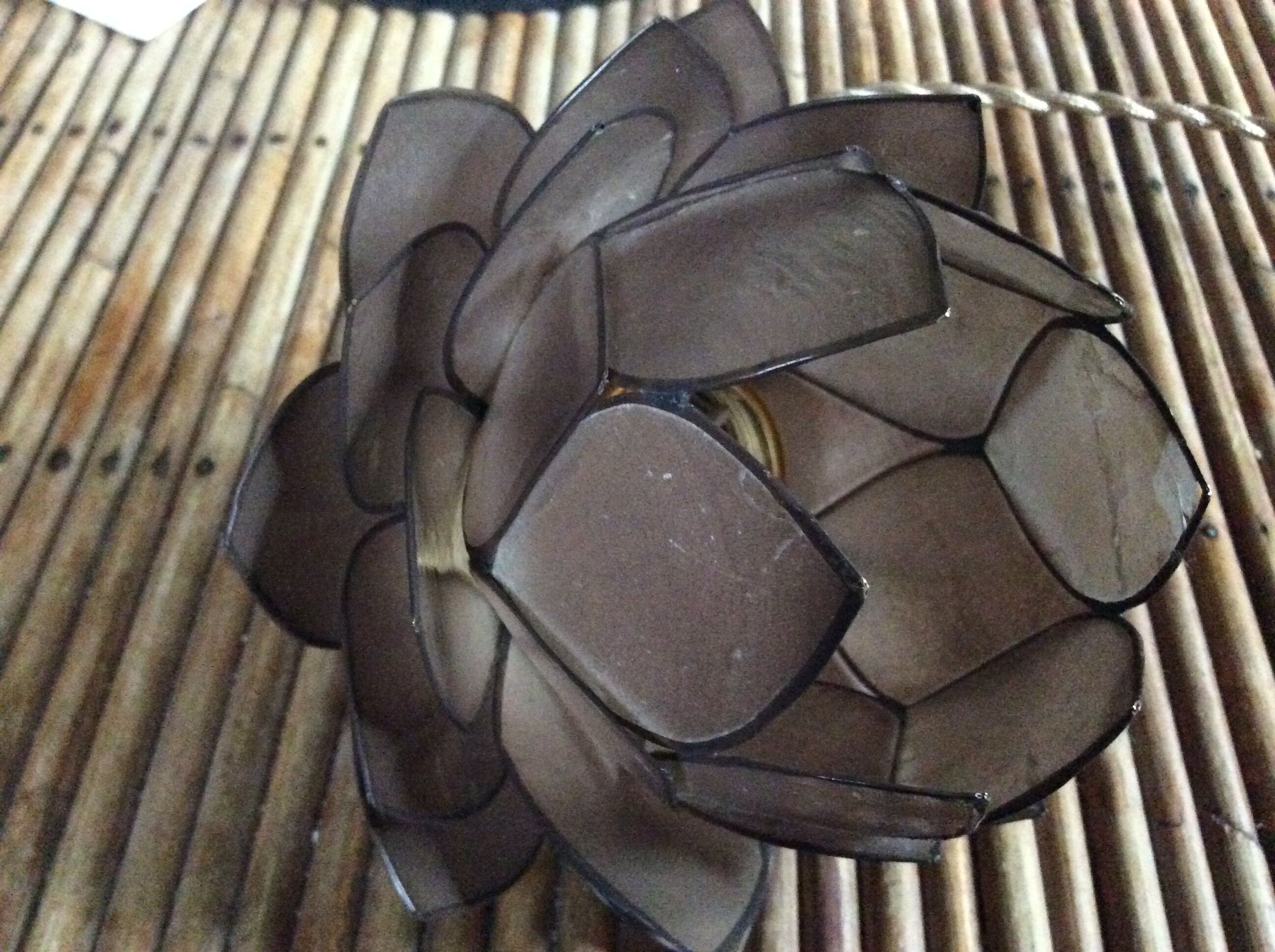 Mother-of-pearl suspension