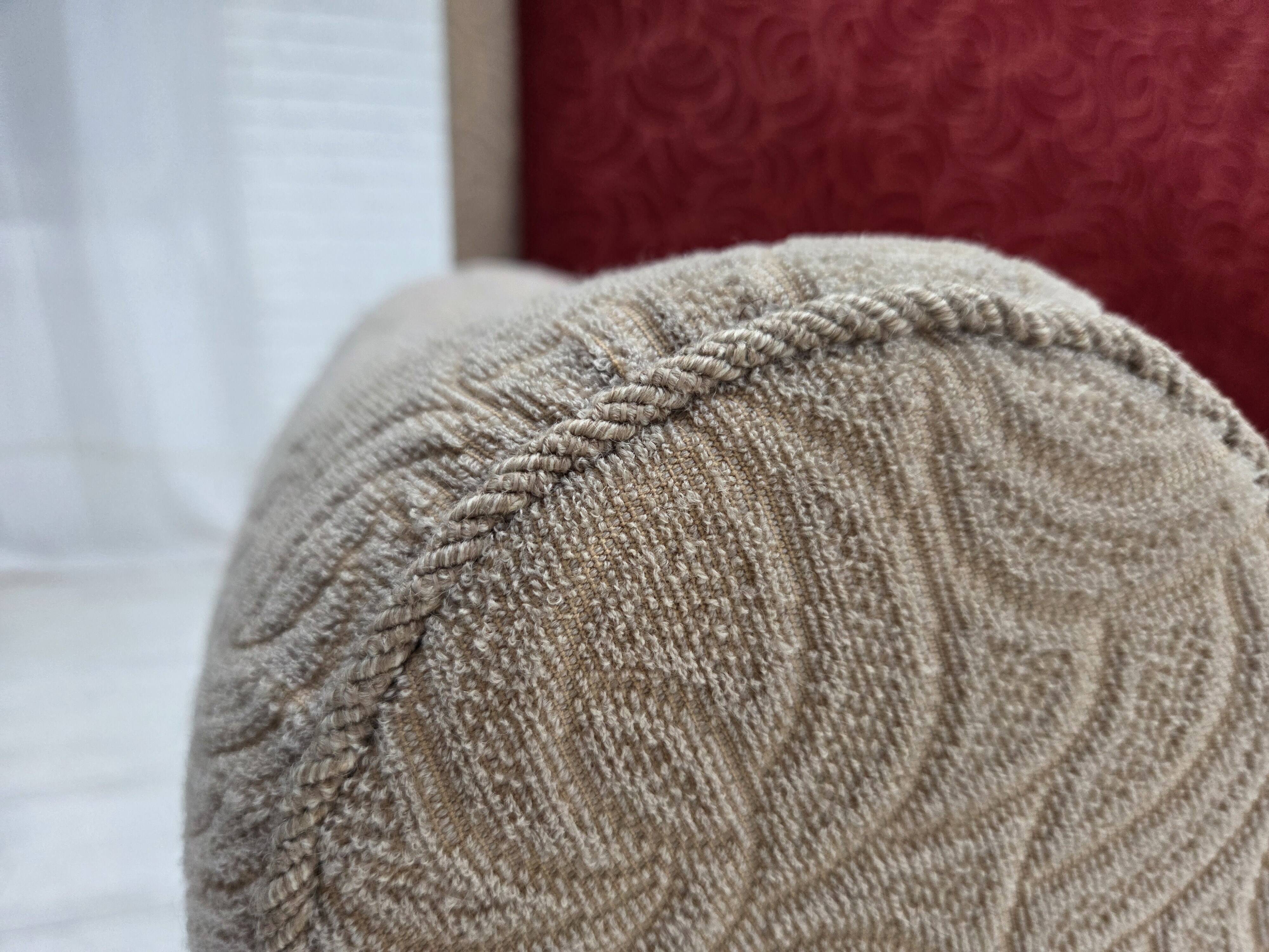 Canapé-lit danois des années 1950, laine d'ameublement rouge/beige, pieds en bois de frêne.