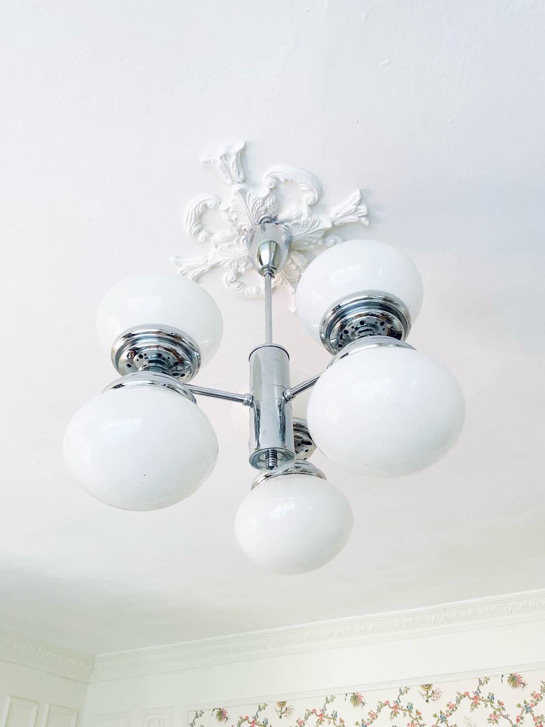Suspension moderne en chrome et verre opalin