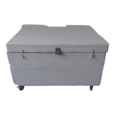 Malle coffre vintage sur roulettes patiné gris perle intérieur gris souris.