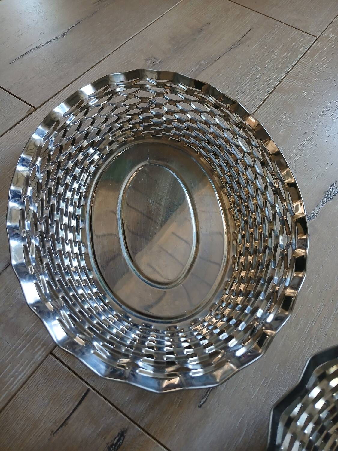 4 metal bread baskets