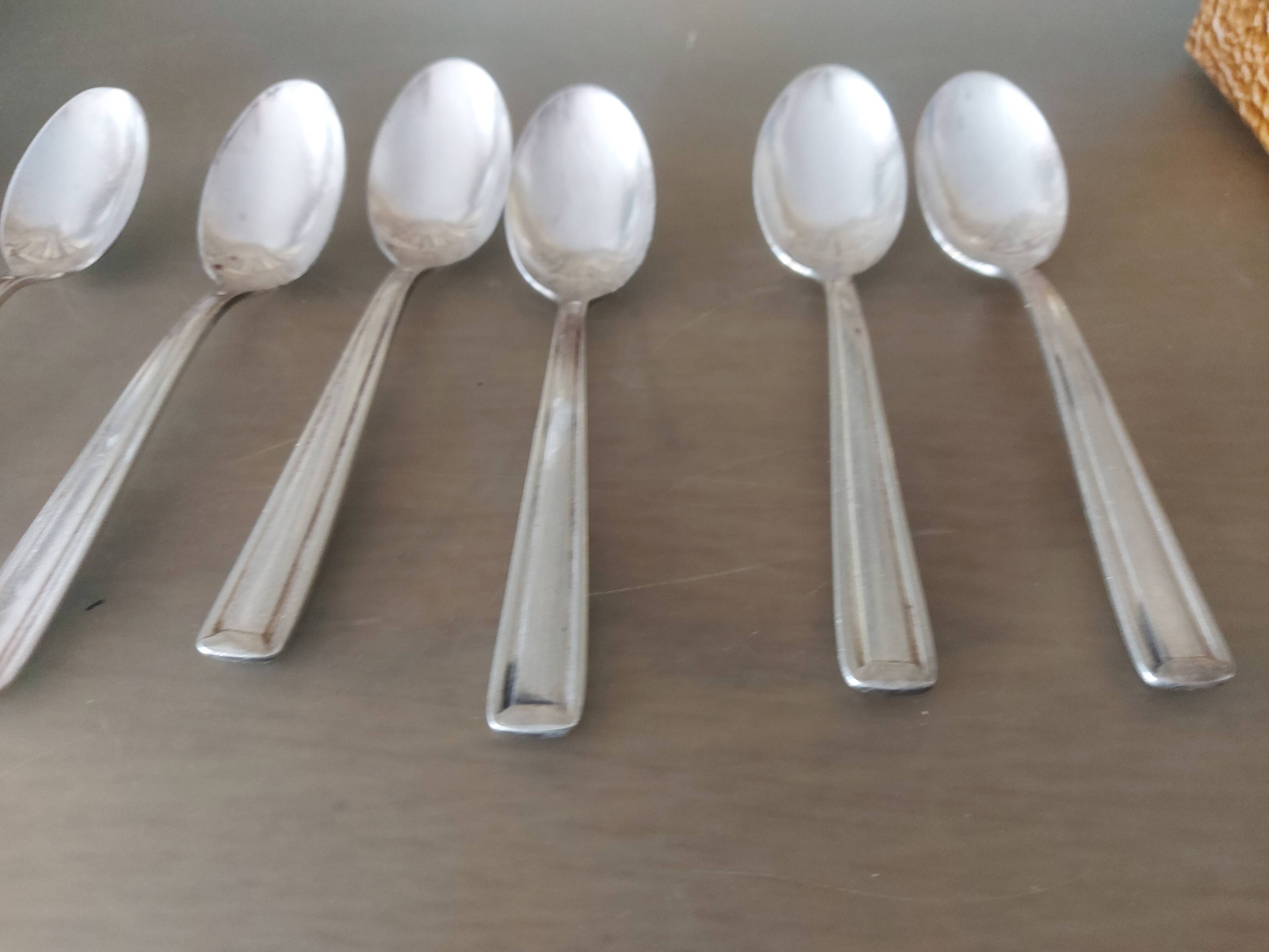 Box of 8 small art deco spoons in silver metal