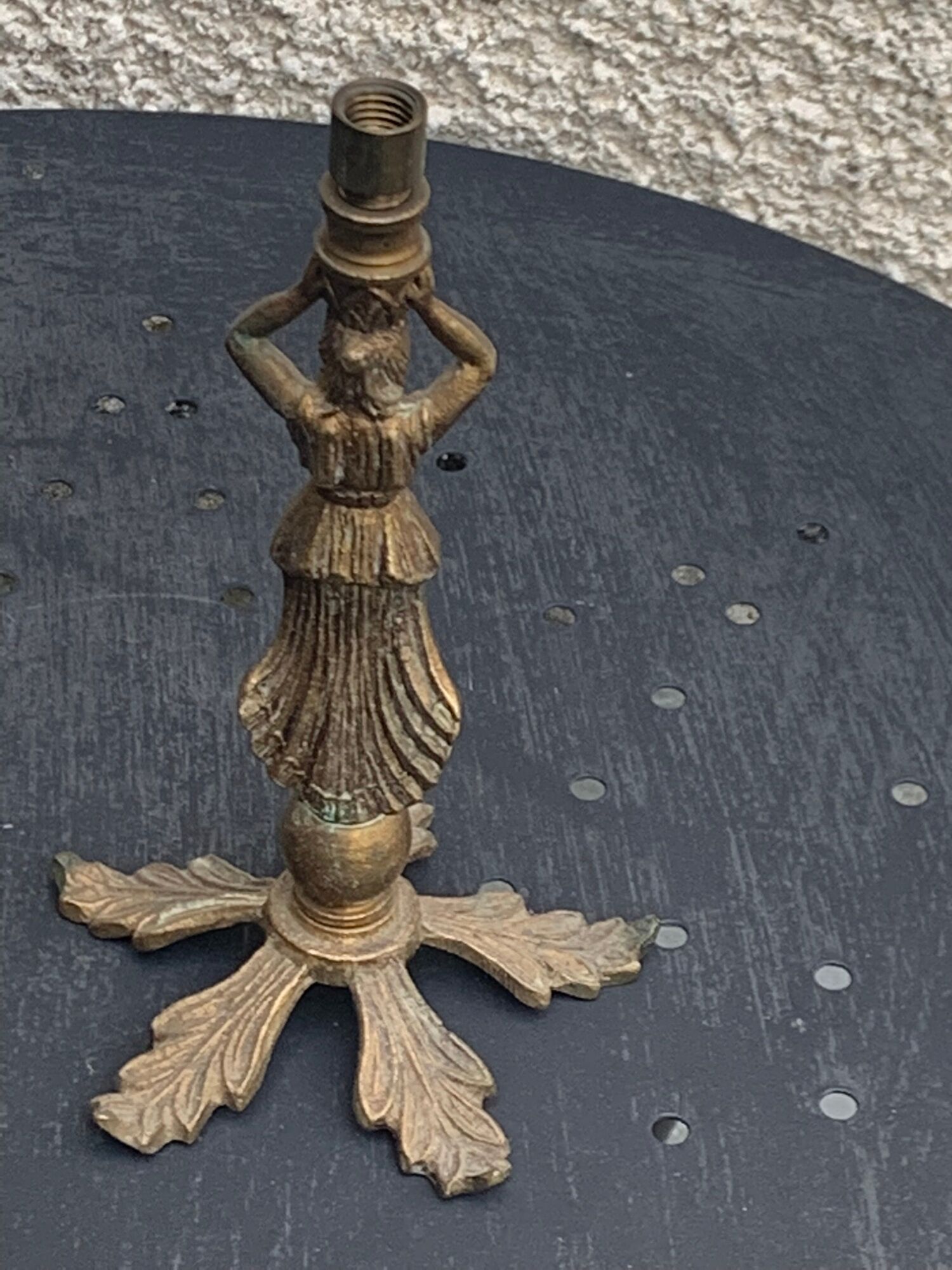 Foot of lamp statuette woman in regulates art deco