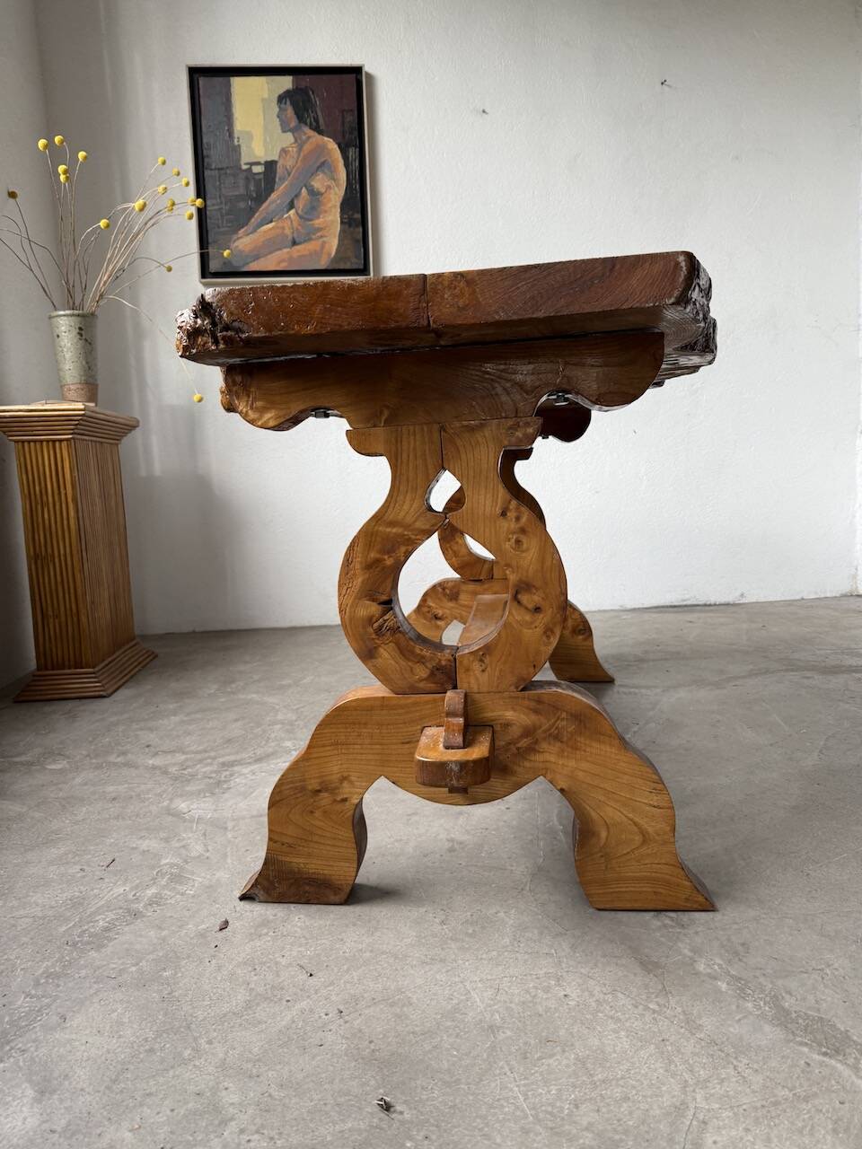 Table artisanale en orme massif, art populaire