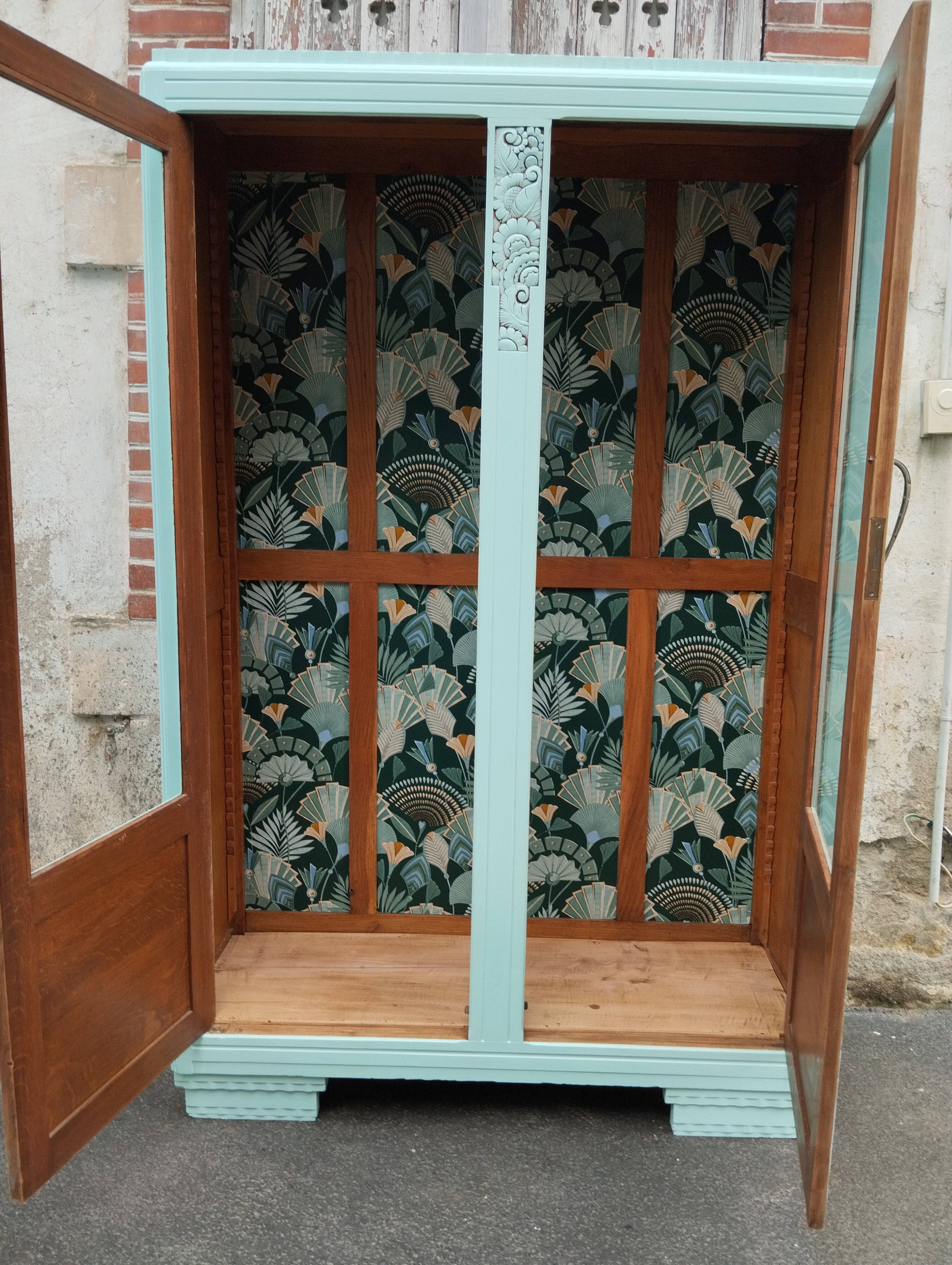 Parisian showcase cabinet year 30