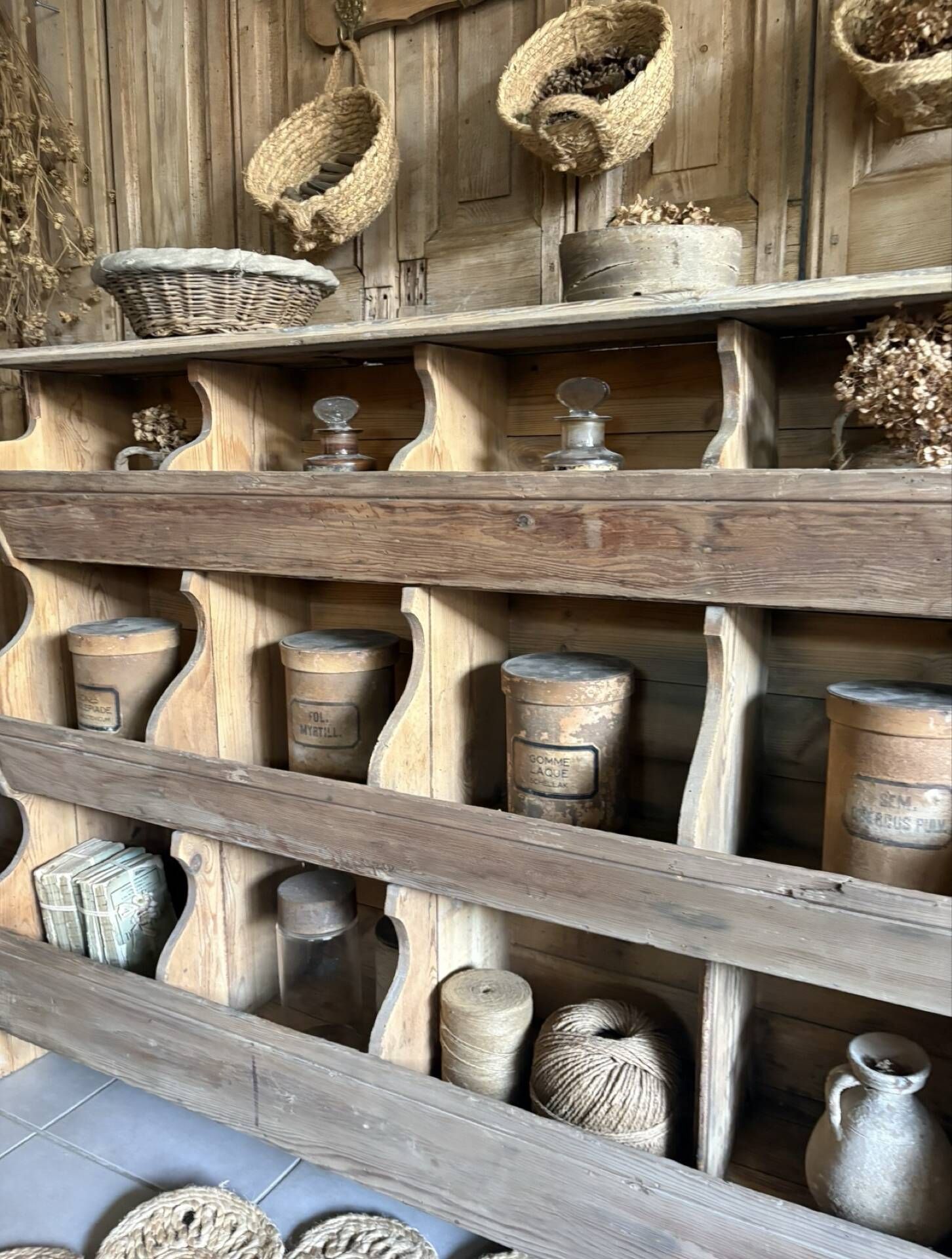 Ancien grainetier , meublé casiers en bois