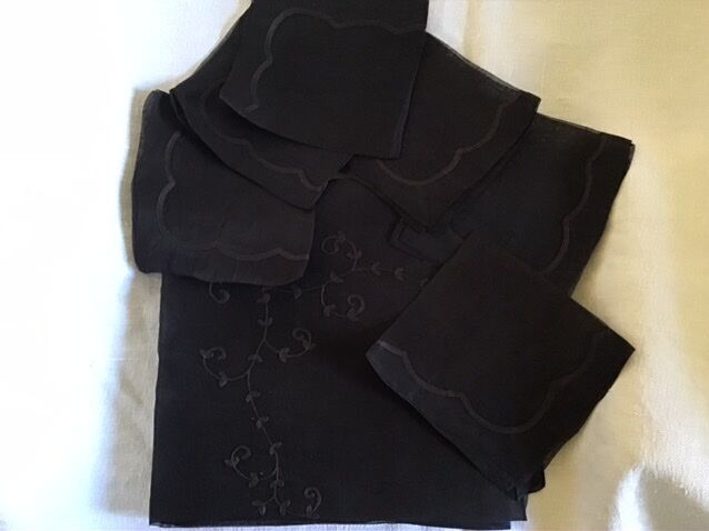 Black nape and towels in organdi