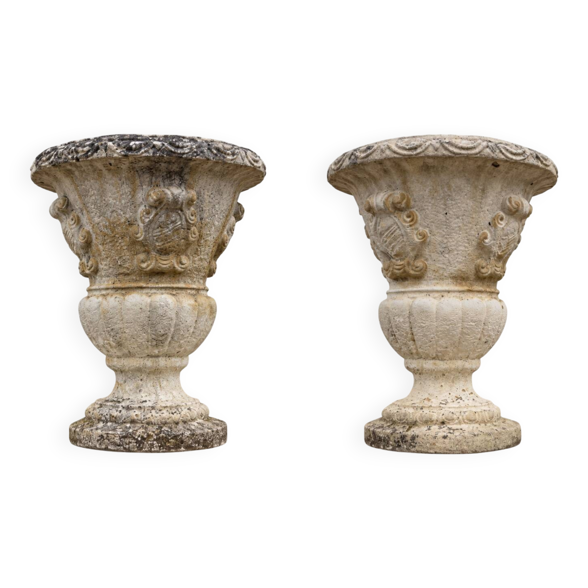 Pair of garden vases in reconstituted stone, Médicis shape, patinated.