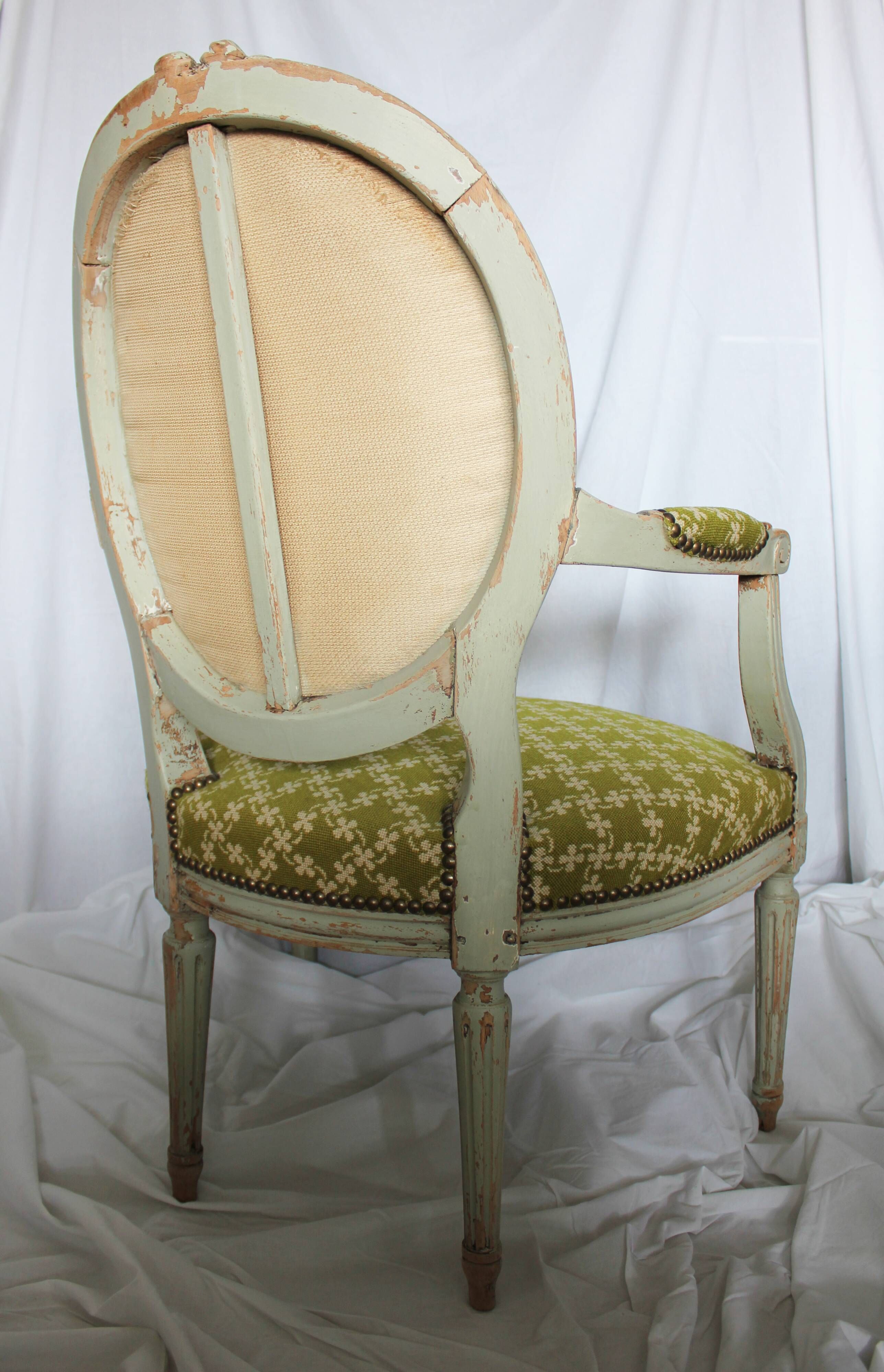 Fauteuil médaillon à bras style Louis XVI