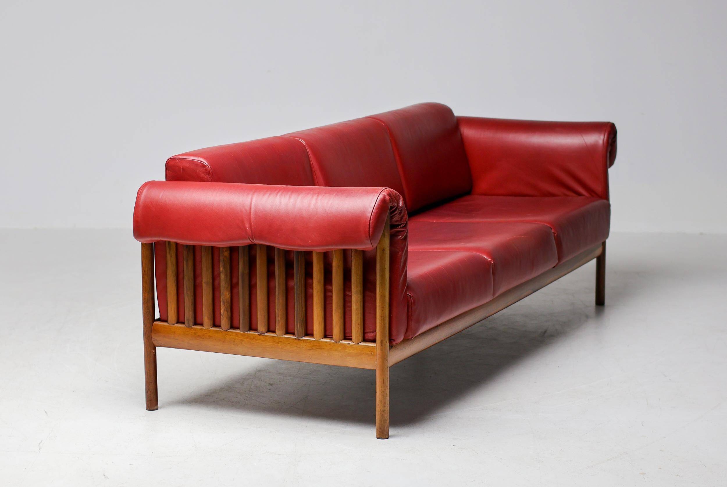 Johannes Andersen modern mid-century Danish canapé in rosewood and burgundy leather