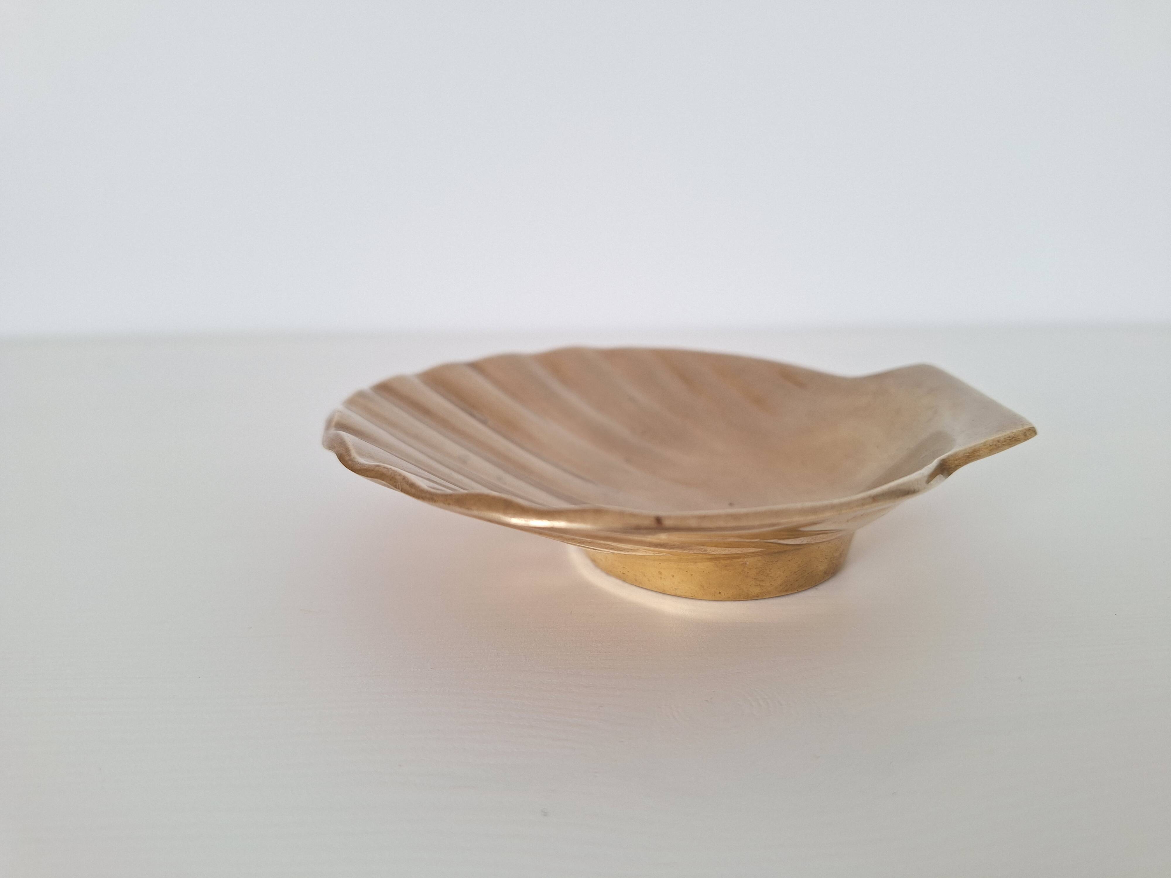 Shell-shaped brass catchall