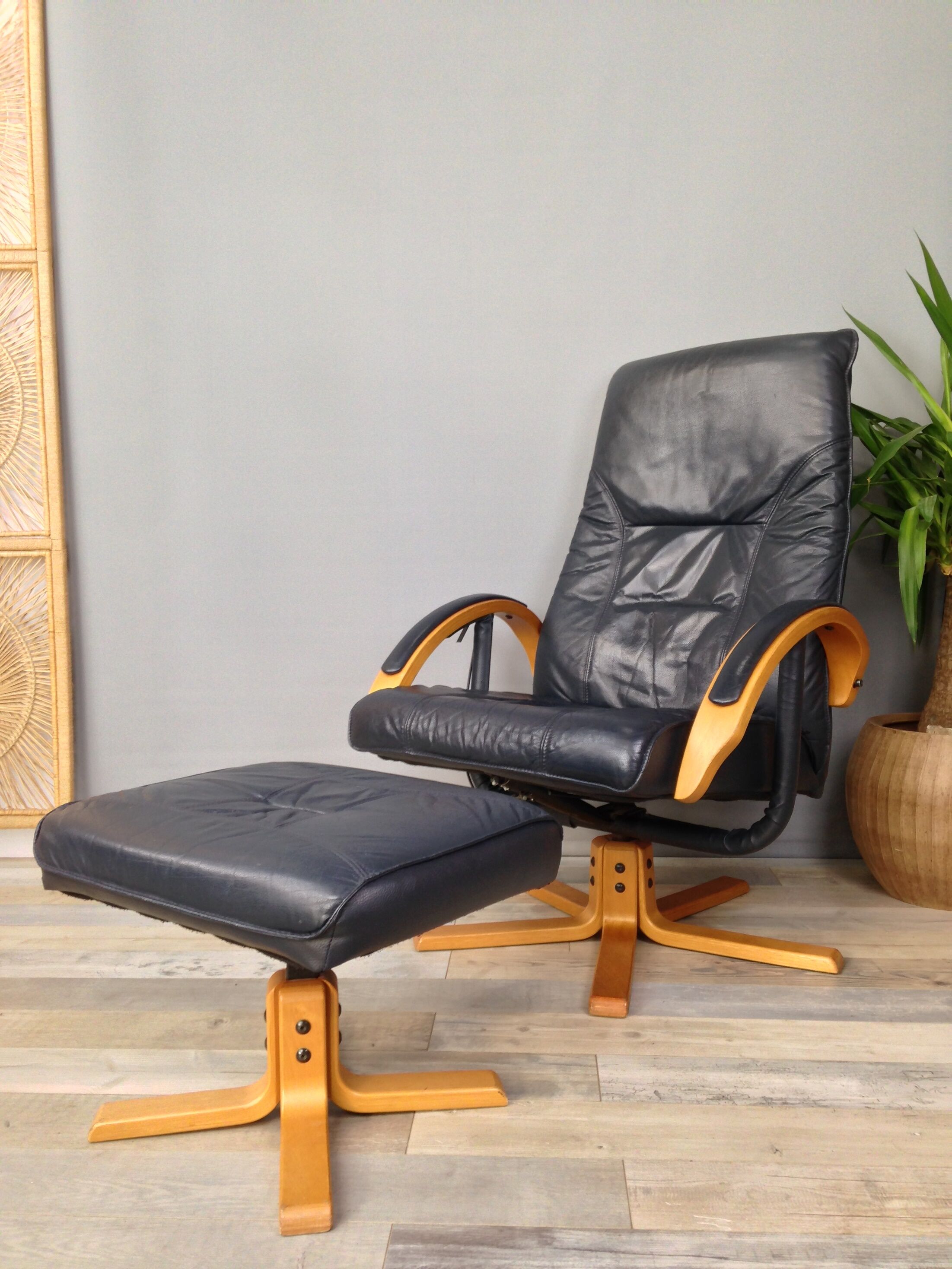 Danish design swivel and reclining relaxed chair by Jorgen Kastholm for Unico