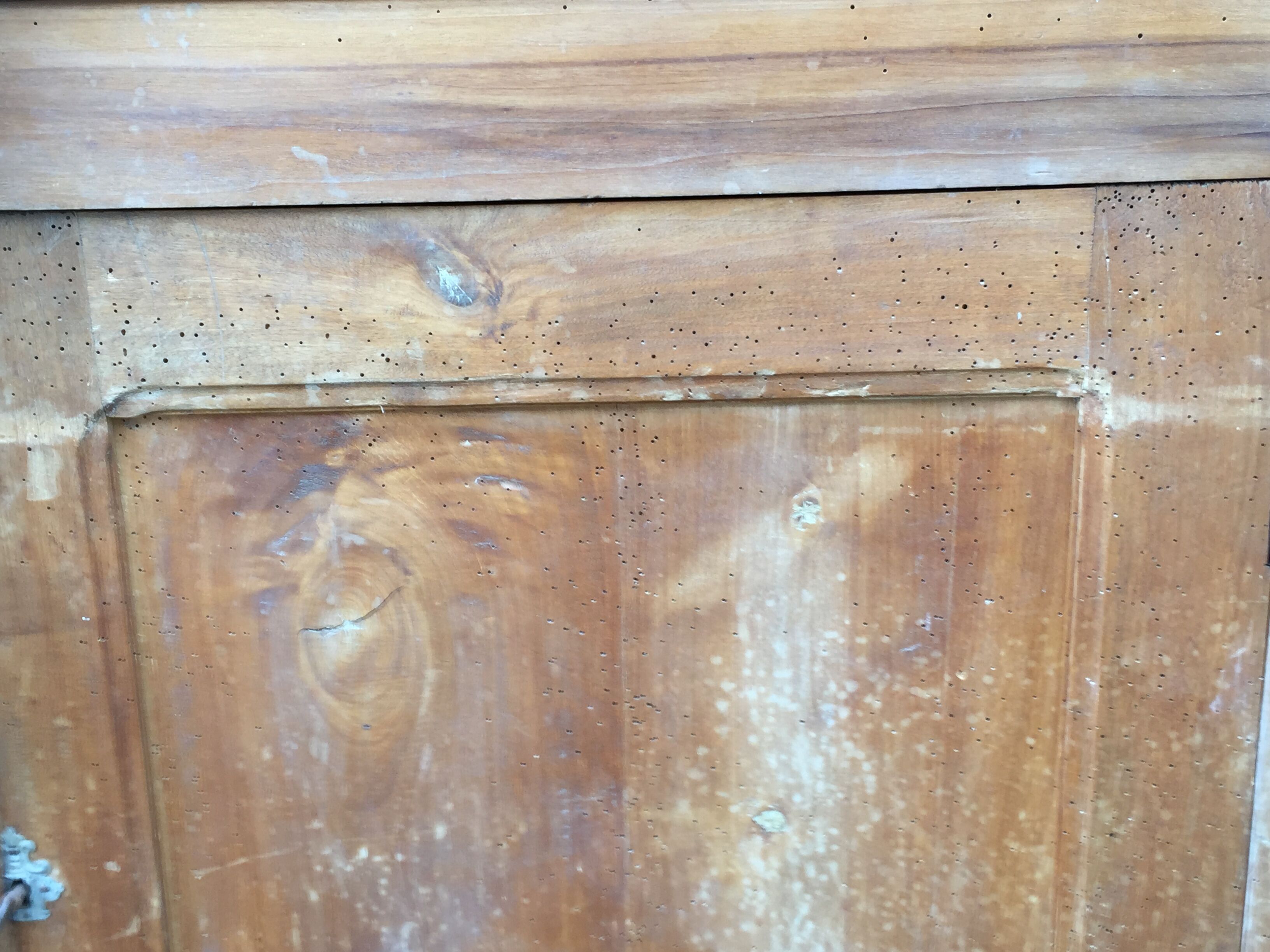 Buffet vintage parisien en bois de peuplier à 2 portes et 2 tiroirs.