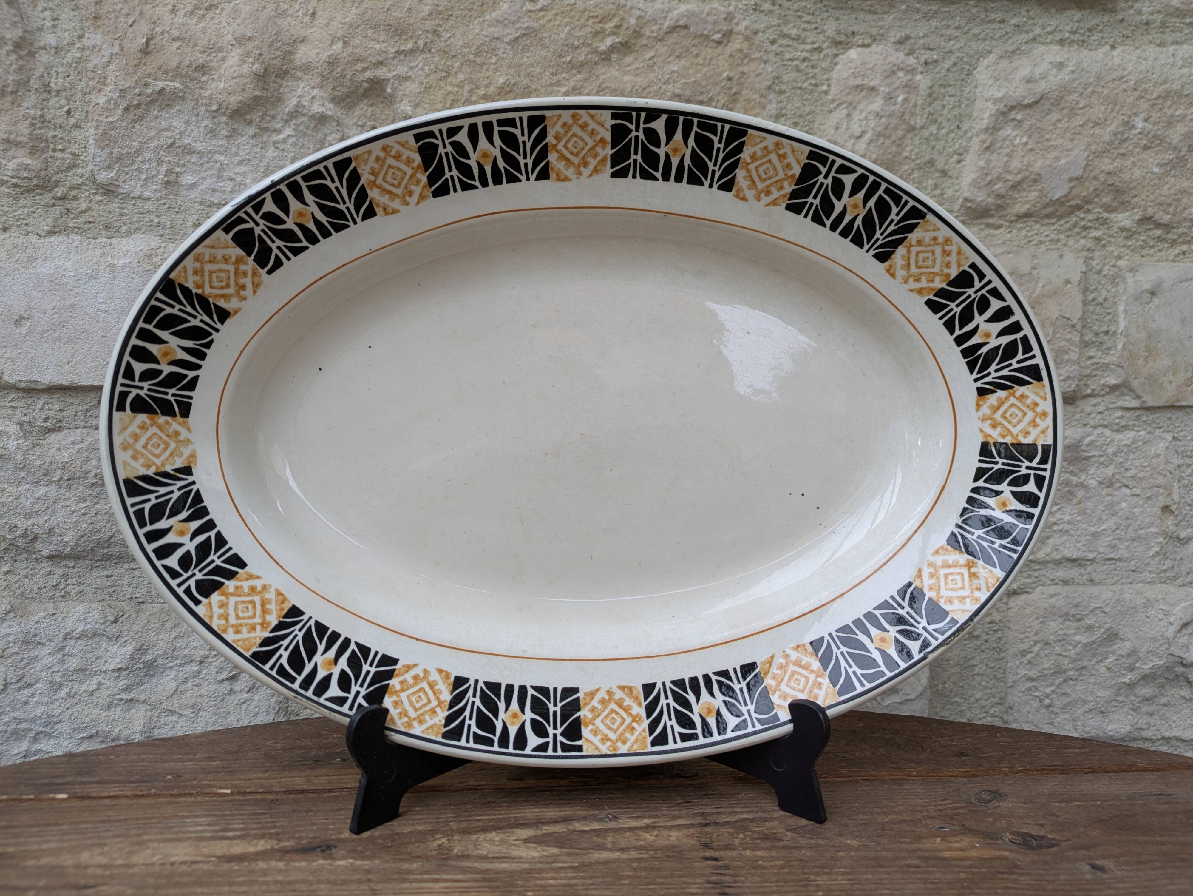 Plat de service Saint Amand modèle Trianon Terre de Fer contour géométrique
