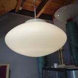 Lampe à suspension en verre opalin 1960