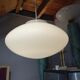 Lampe à suspension en verre opalin 1960
