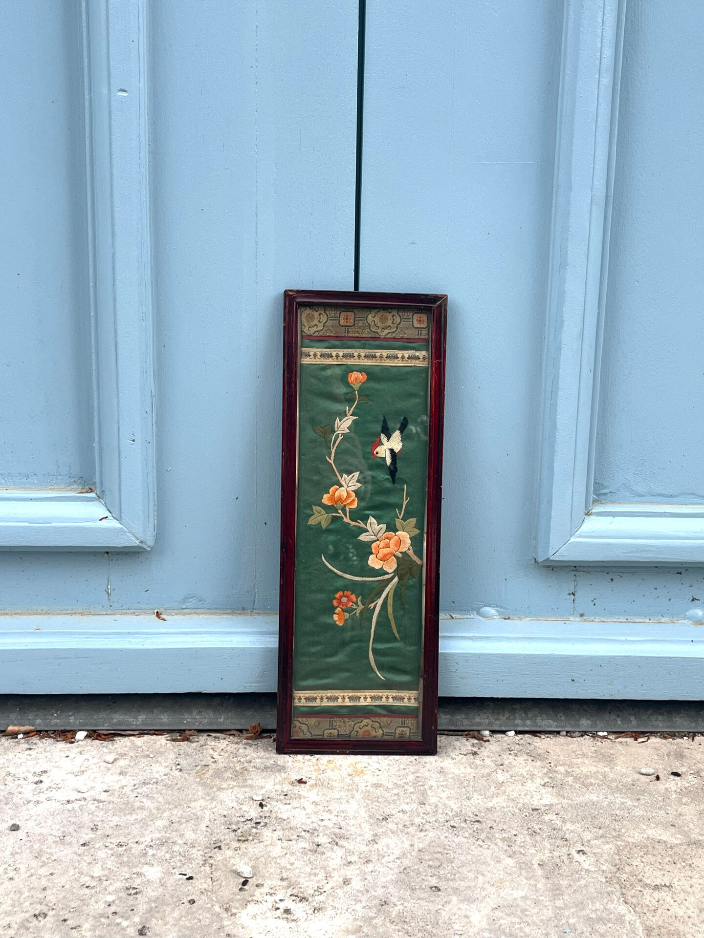 Panneau en soie brodé chinois encadré avec un oiseau et des fleurs.