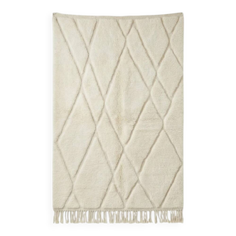 Tapis berbère en laine à motifs blancs abstraits