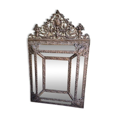 Miroir en laiton repousse a parcloses style louis xvi