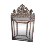 Miroir en laiton repousse a parcloses style louis xvi