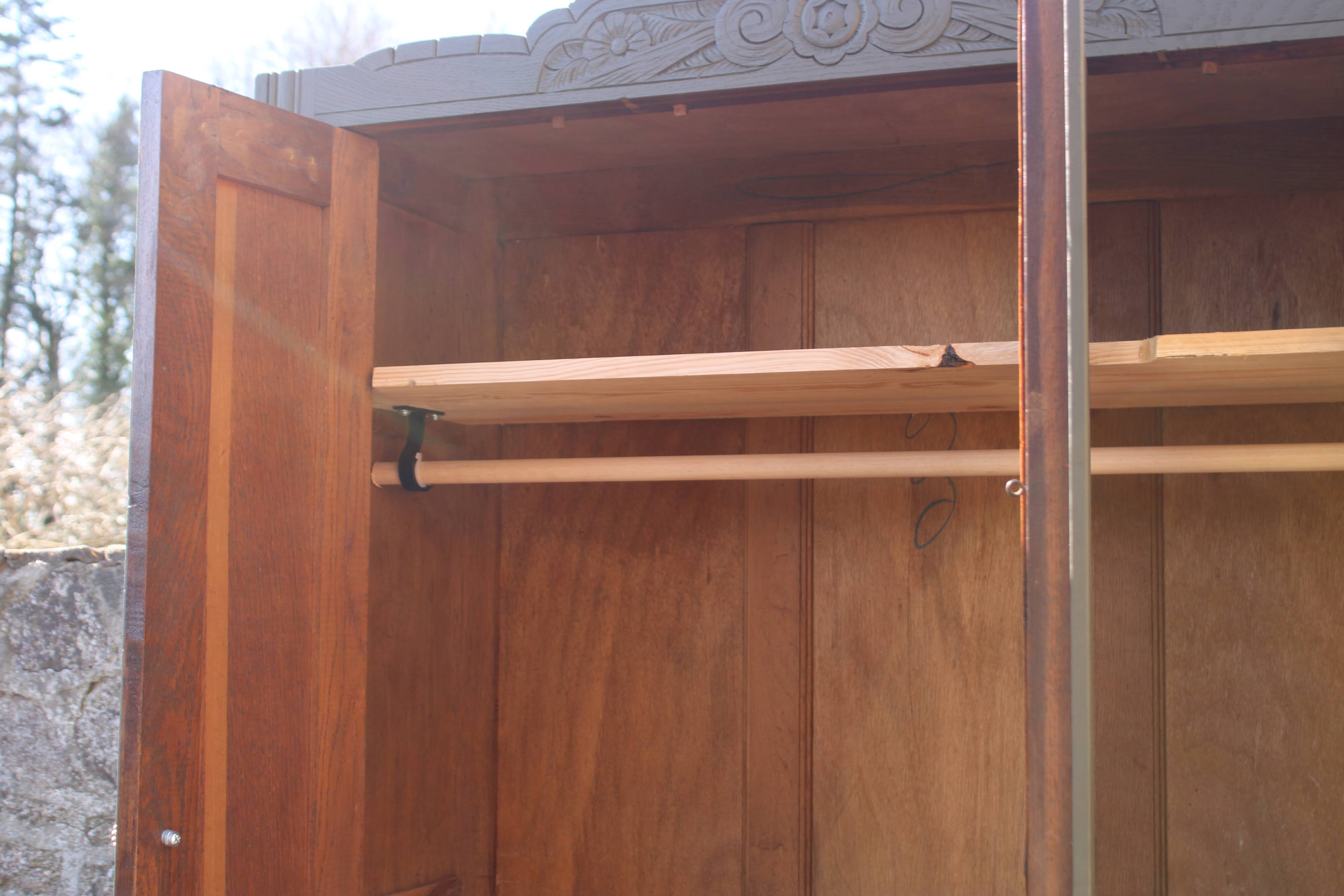 Art Deco wardrobe with three doors – Kaki Barda (Liberon)