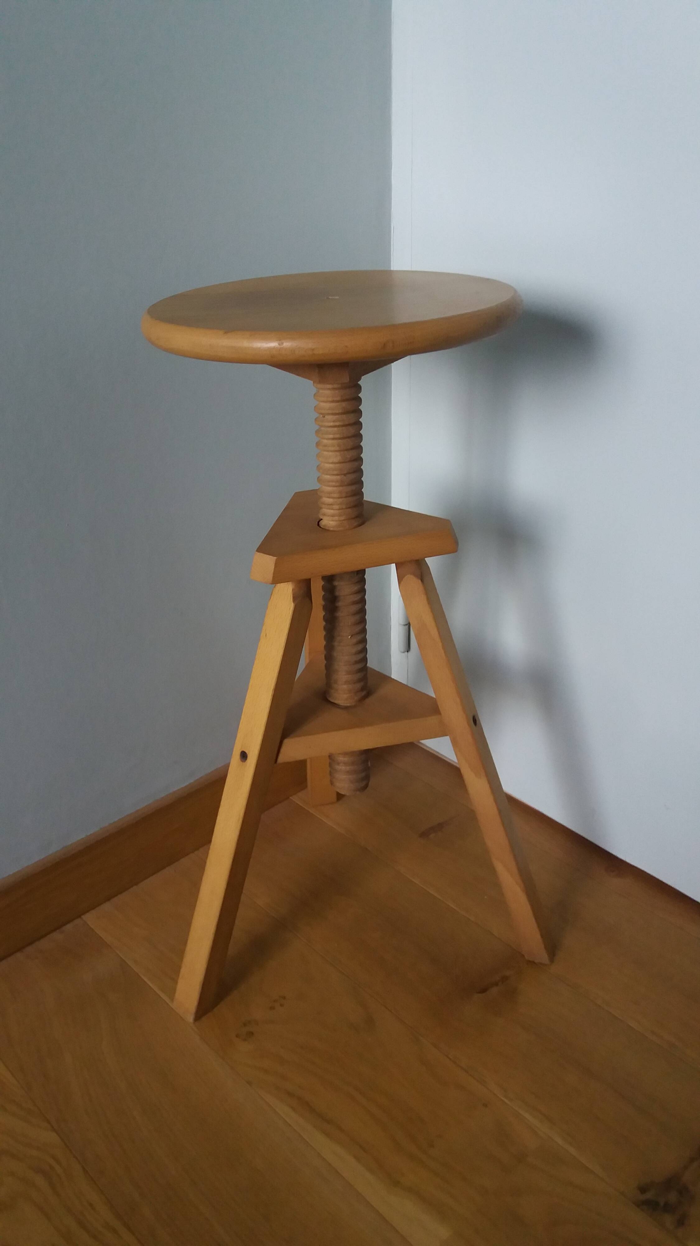Tripod stool with a screw.