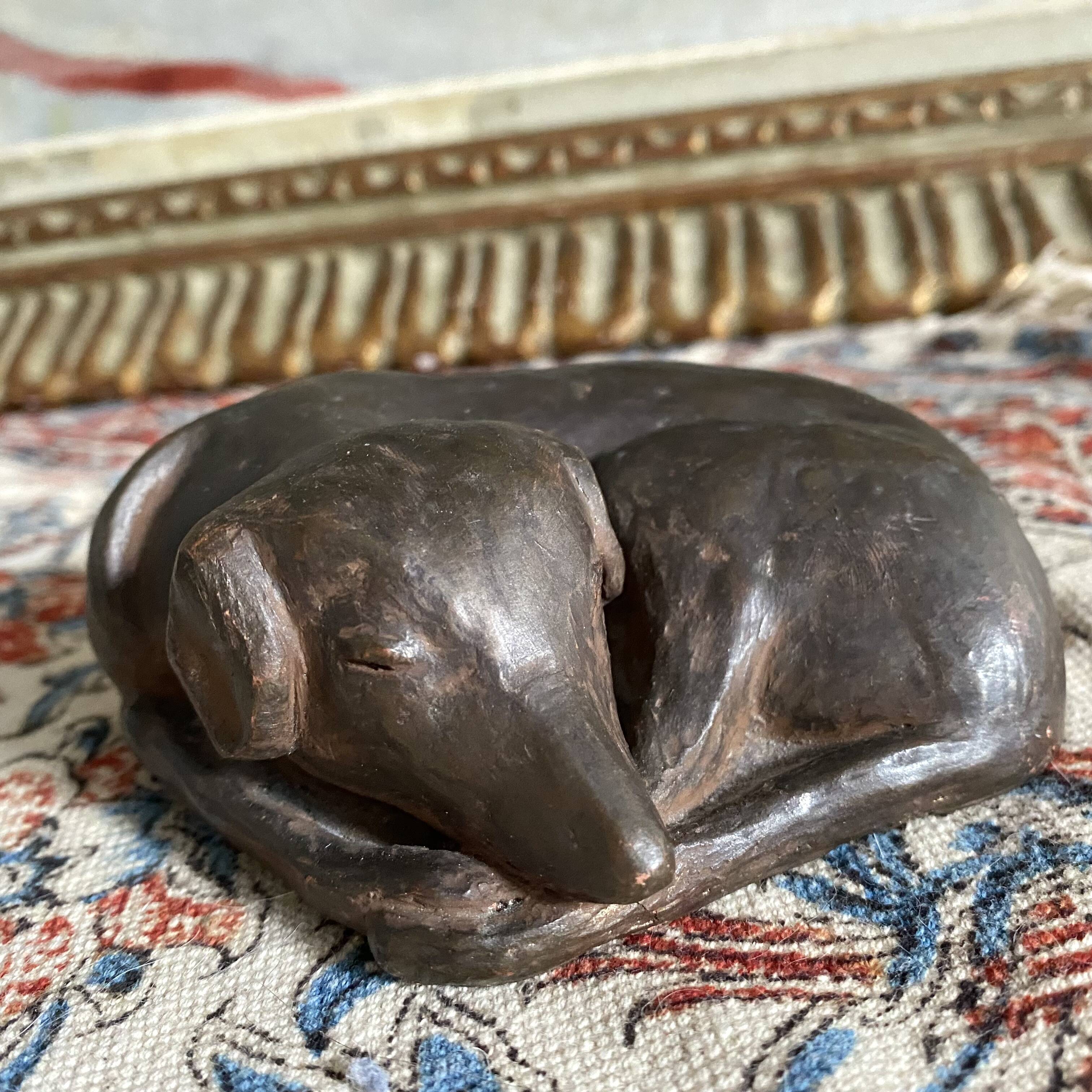 Sculpture chien couché