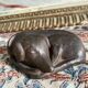 Sculpture chien couché
