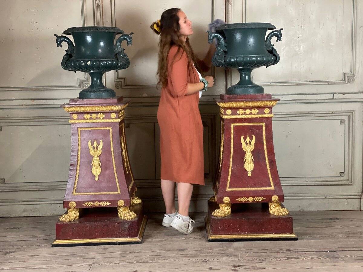Pair of plaster bases imitating porphyry and gilded bronze circa 1980.