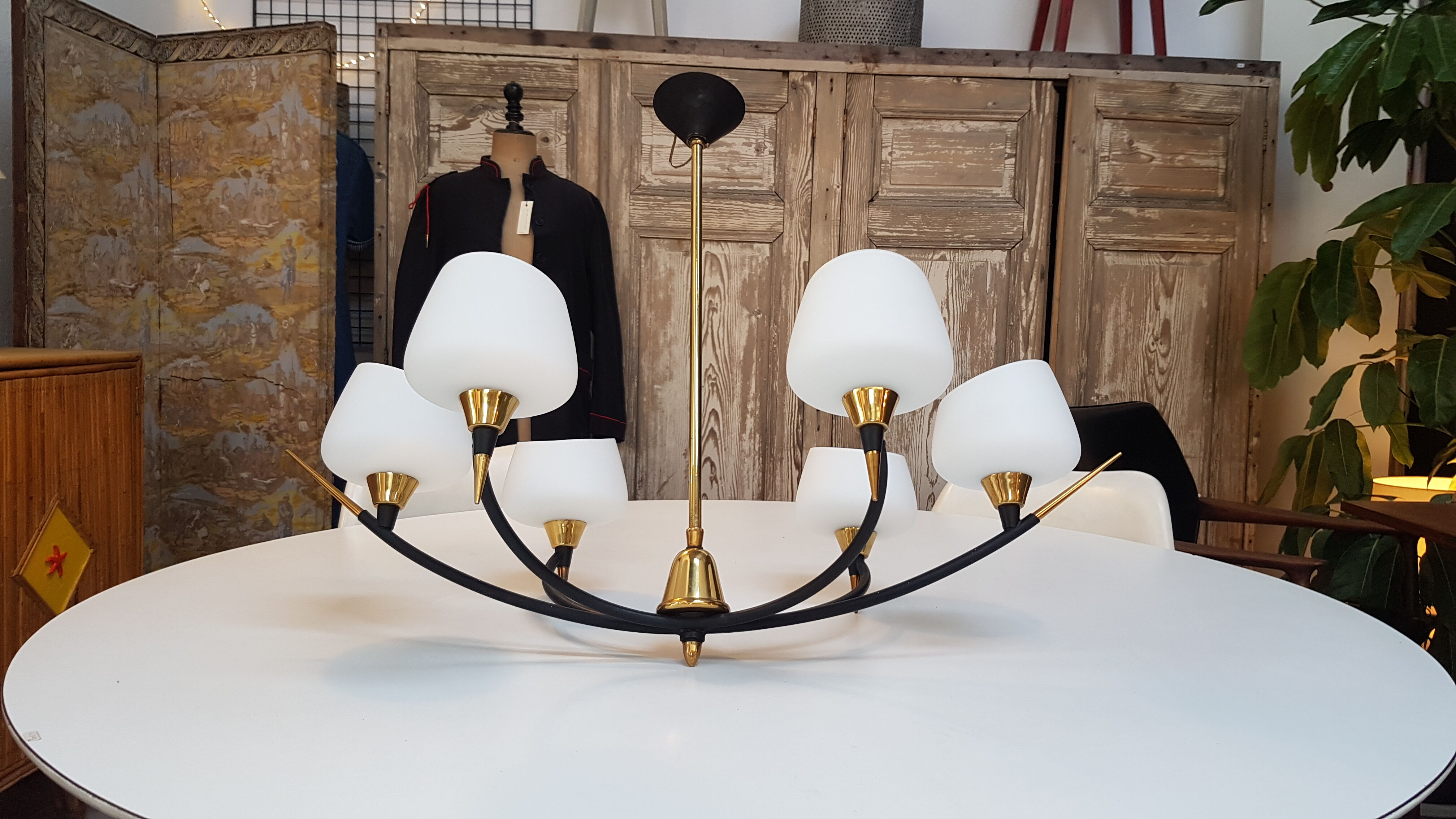 Chandelier Arlus laiton metal opalines blanche years 50