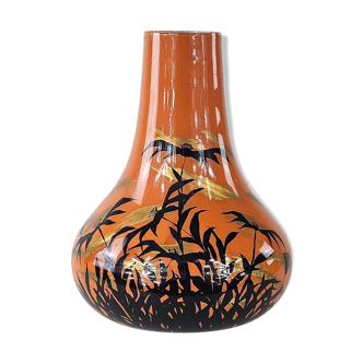 Vase laqué de motifs floraux japonisants, circa 1970