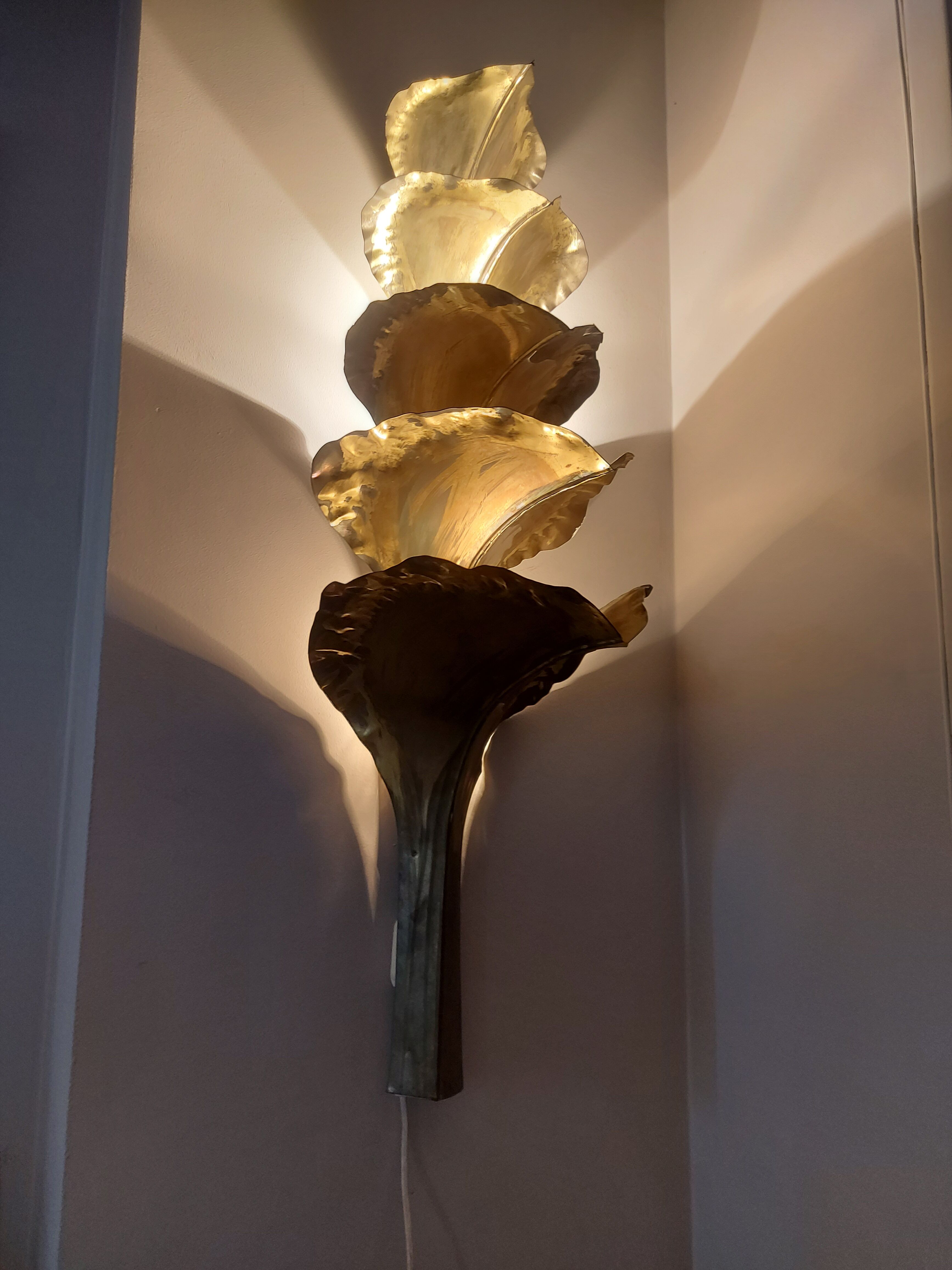 Wall lamp design in gilded metal, leaf décor