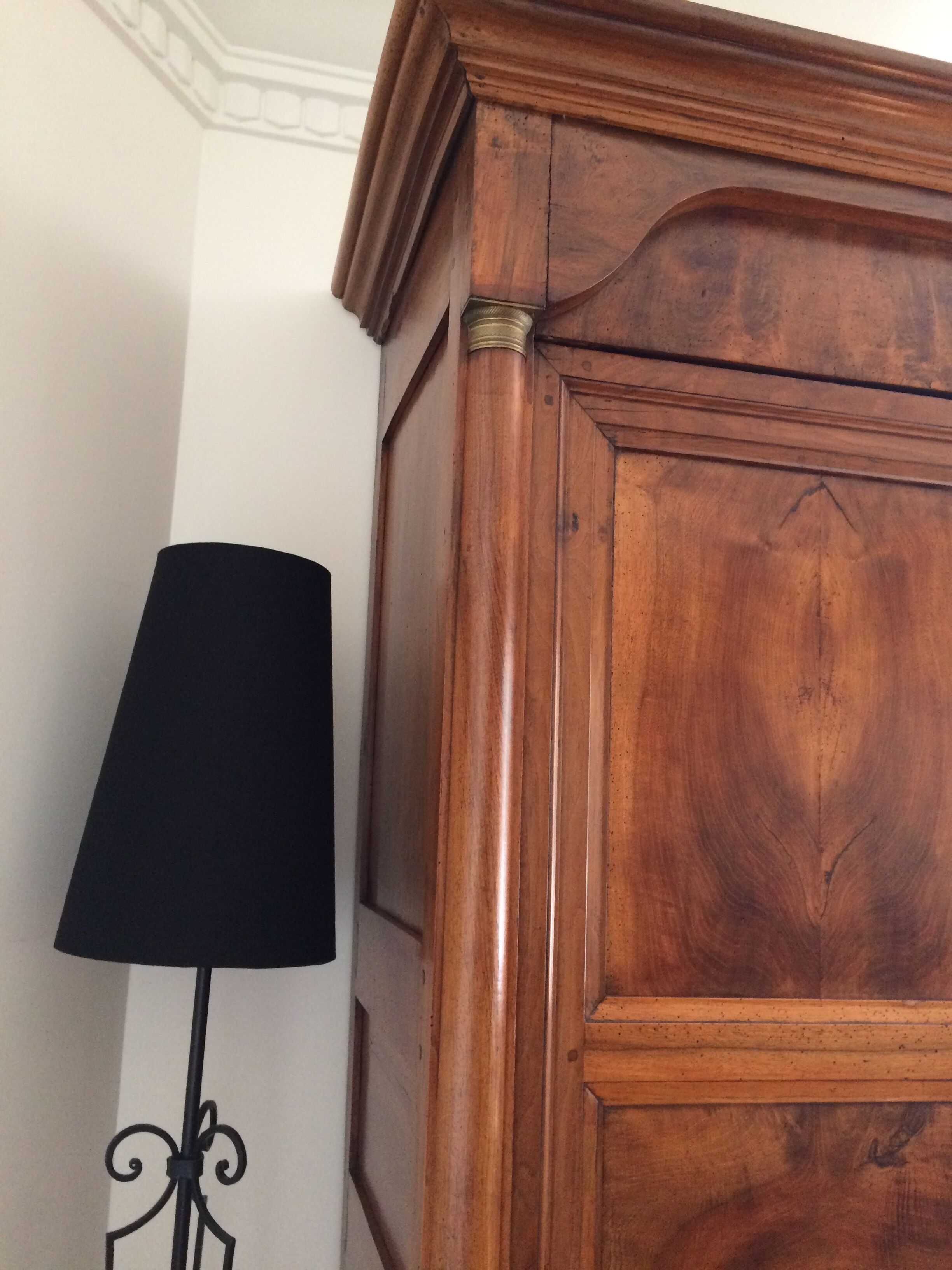 19th Cabinet in blond Walnut