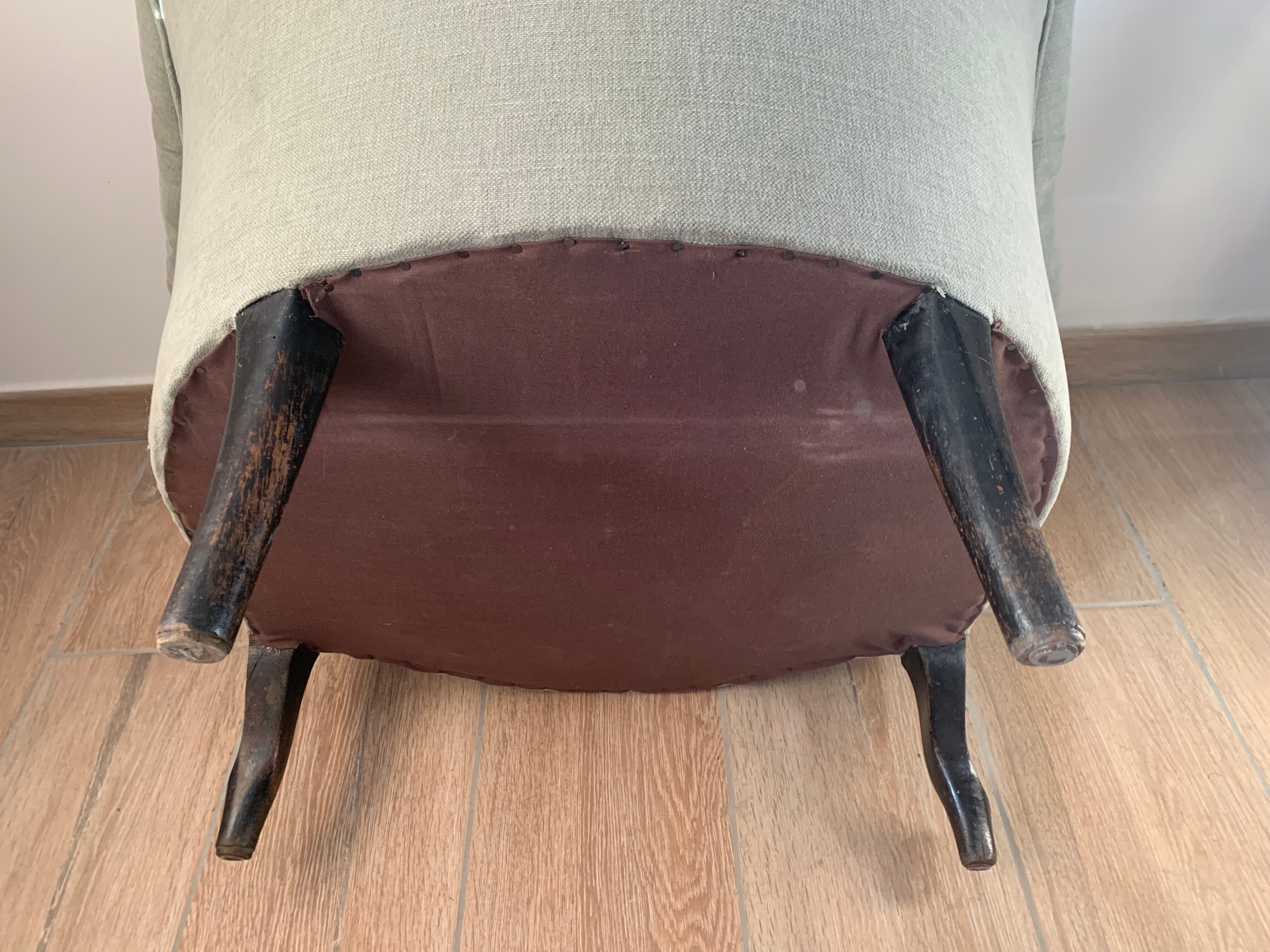 Padded toad armchair