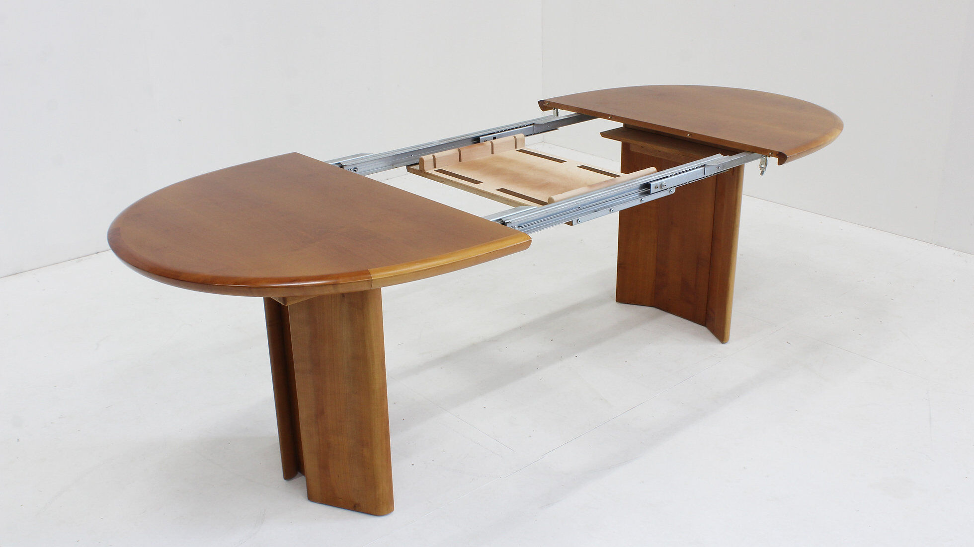 Vintage oval extendable dining table