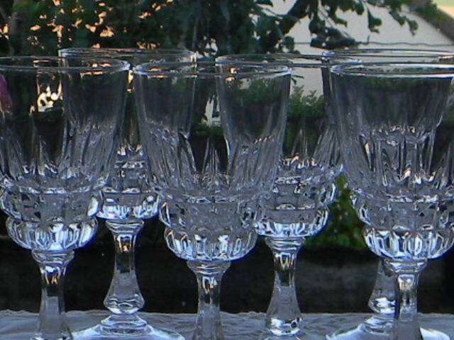 Set of 6 white wine glasses in arques crystal. pompadour model.
