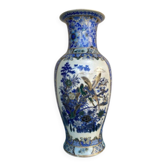 Baluster vase in white and azure porcelain, hand-painted decoration, China early 20th century.